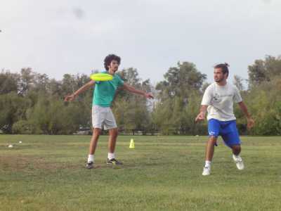 Un atleta effettua un lancio