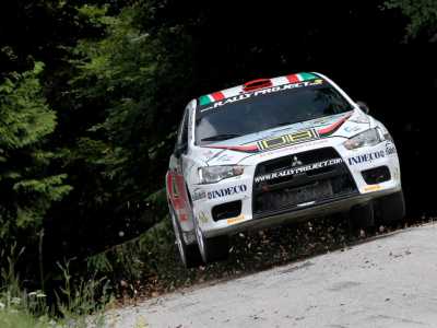 La leggerezza delle macchine da rally fa s� che si sollevino dall'asfalto