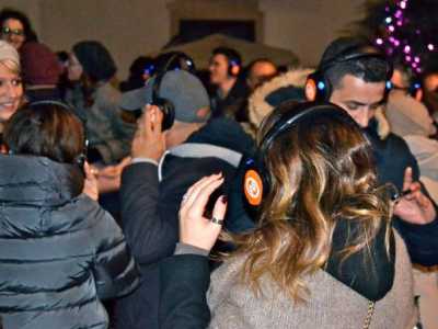 Alcuni ragazzi ballano e ascoltano la musica che preferiscono