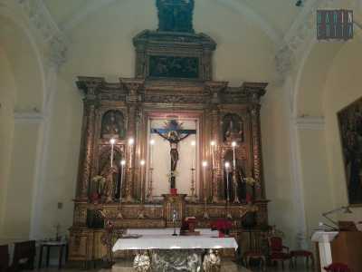 Foto 05b: Interno di Sant'Anna, l'altare in legno dorato