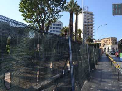 Piazza 4 novembre: la recinzione lato lungomare 