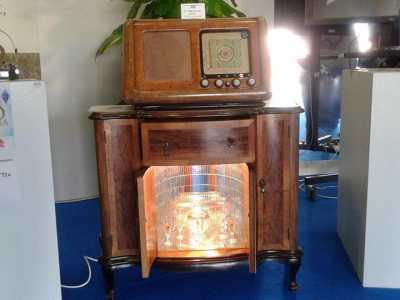 Radio "CARISH", modello Boito, del 1946-47, con mobile fono bar e giradischi "Lesa" per dischi a 78 giri con puntina in metallo intercambiabile