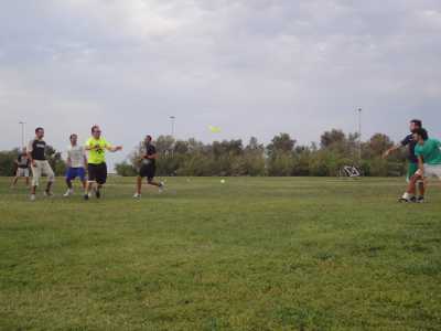 I giocatori si preparano ad intercettare il frisbee