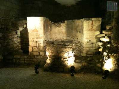 I resti dell'abside di una chiesa bizantina scoperti nei sotterranei di Palazzo Simi durante alcuni scavi archeologici negli anni 80