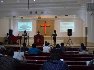 Tre ragazze intonano canti religiosi