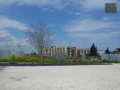 Non c'� bisogno di scavalcare il cancello. Dal lato di fronte allo ShowVille, Mungivacca, la recinzione � divelta