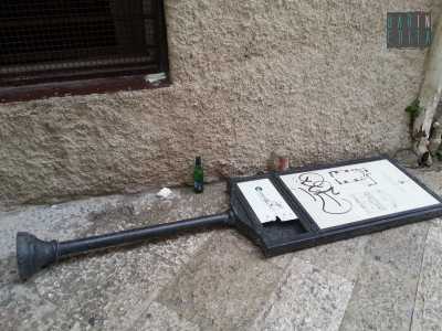 Foto 07b: Cartello didascalico divelto e abbandonato al margine della piazza dei gesuiti