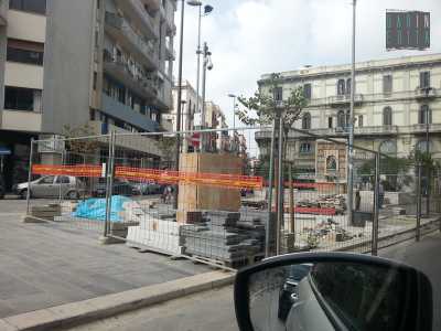 Piazza Madonnella: cantiere pericoloso per i bambini della scuola Elementare Balilla