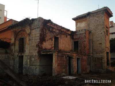 Un edificio abbandonato nei pressi della Fiera del Levante
