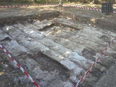 Un'altra area scavata. Strano non ci sia nessuna indicazione che segnali i lavori in corso a protezione dell'area per la sicurezza del cantiere