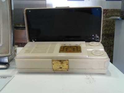 Radio "Emerson television and radio " modello A725. Uno dei primi modelli di radio portatile del 1955/56, a valvole, alimentata a corrente alternata mediante
raddrizzatore con ingresso universale e a corrente continua mediante due batterie, una per anodica a 48 volt e una per filamento a 1,5 volt