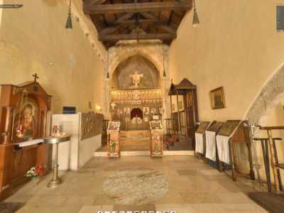 L'interno dell'antico edificio di culto: eretto nel XI secolo, in origine era suddiviso in tre navate. Oggi resta solo la navata centrale (foto di Ilaria Milella)