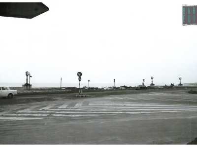 Panoramica dall'incrocio alla fine del ponte verso il mare