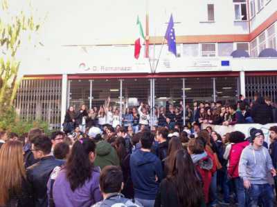 Romanazzi: studenti occupano l'entrata principale