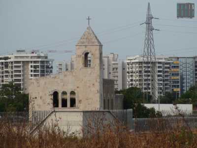 La chiesetta di Torre Tresca, detta di San Vito, come appare dalla stradina che costeggia la tratta sopraelevata della Ferrovia Bari-Bitritto