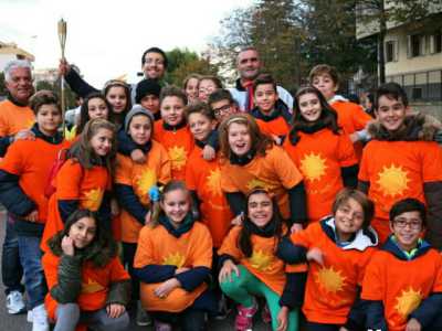 Il gruppo di bambini vestiti da sole 