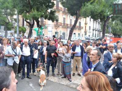 Il gruppo radunato davanti al Castello Svevo