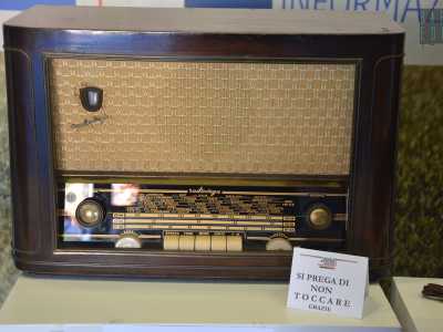 Radio " VEGA", modello F 113, del 1957 con funzionamento a tastiera per la selezione delle frequenze. Questa radio, munita anche di F.M,  malgrado il suo funzionamento a valvola, � stata in vendita fino al 1980