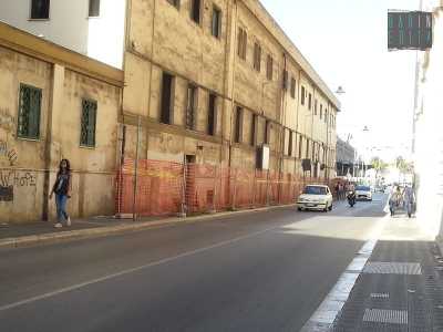 Il cantiere della stazione continua sul marciapiede di via caduti di via Fani 