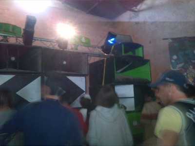Alcuni ragazzi ballano a pochi passi dal muro di casse 