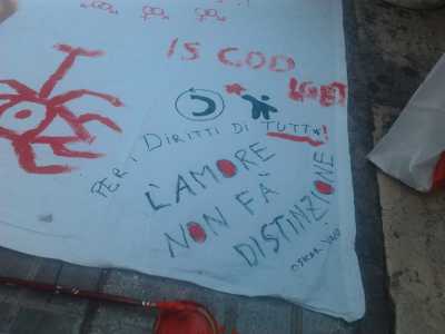 la global kiss flag, prende forma