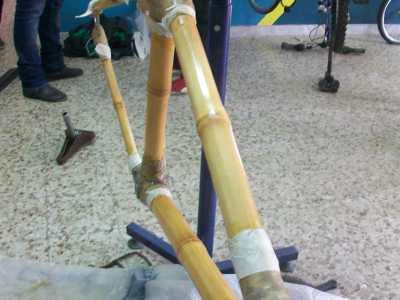 Un altro dettaglio del telaio nel quale � possibile osservare le componenti d'acciaio rivestite di fibre di canapa e resina