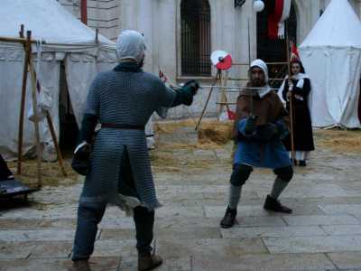 Uno dei due combattenti para il colpo sferrato dal suo compagno 