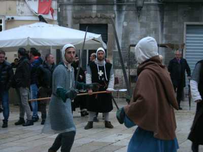 I due concorrenti mentre si fronteggiano, con le spade rivolte verso l'alto