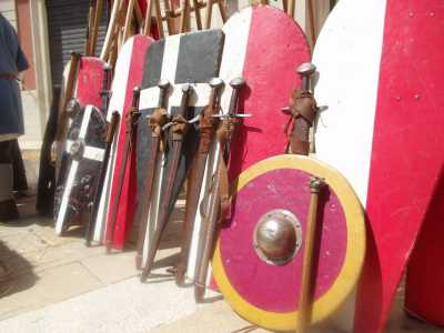 Le spade e gli scudi branditi durante gli eventi rievocativi  
