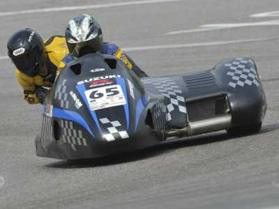 L'esperto genovese di sidecar da corsa Fabio Dagnino durante una gara. Qui � possibile vedere il movimento del passeggero in curva