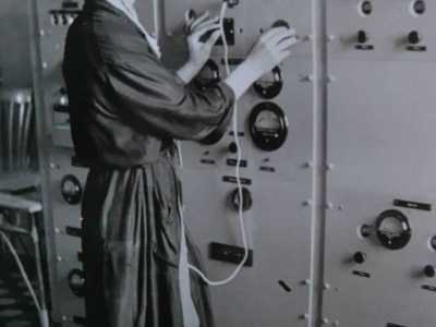 Un tecnico a lavoro nel centro radio trasmittente di Ceglie del Campo nel 1943