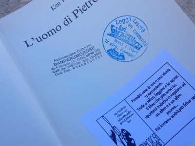 Per sponsorizzare l'iniziativa Giraillibro all'interno di ogni volume vengono posti una filastrocca che racconta il progetto e il timbro dell'associazione Bande rumorose 