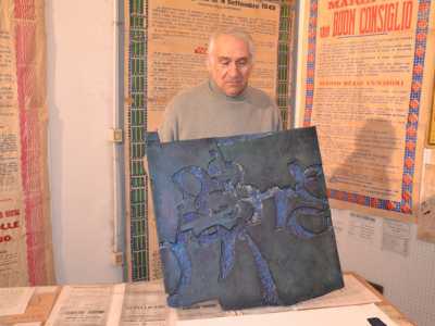 Il titolare attuale della Tipografia del commercio Alberto Buttazzo che presenta il clich� in linoleum con il gioco di lettere voluto da Carmelo Bene per il suo Gregorio Cabaret dell'800