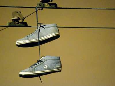 Le scarpe appese alle spalle del liceo Bianchi Dottula viste da vicino