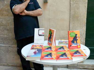 Gianluca mentre presenta alcuni libri