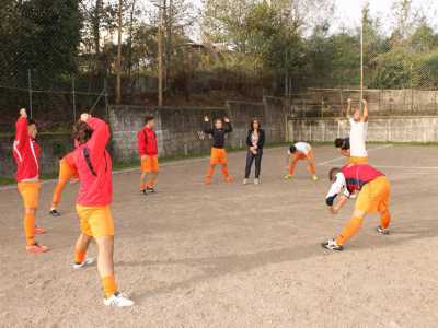 Marina Rinaldi guida gli allenamenti della sua squadra in campo
