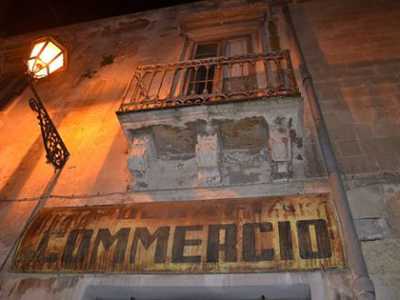 L'insegna del 1934, oramai annerita, all'ingresso della tipografia