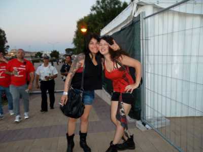 Cristina e Claudia, due ragazze metallare prima di un concerto (foto di Francesco Ferri)