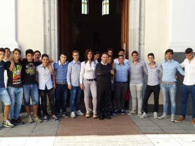 Marina con il parroco del borgo collinare di Rufoli don Michele Alfano, i ragazzi della squadra del San Michele Rufoli e alcuni ragazzi della parrocchia all'esterno della chiesa