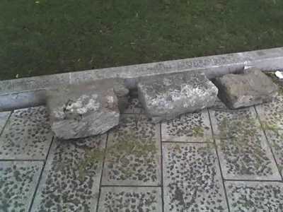 I tre massi allineati per permettere la pulizia del prato