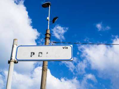 L'insegna di una delle prime e principali strade nate nel Villaggio Trieste intitolate ai luoghi di provenienza dei profughi