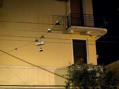 Un paio di scarpe sui cavi del quartiere Libert�, alle spalle del liceo Bianchi Dottula