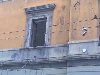 Via Melo: le paia di scarpe appese nei pressi del liceo Scacchi sono ognuna di un colore differente