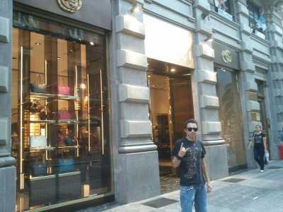 Con un look trasandato, prima di entrare nel negozio di Gucci