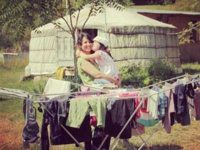 Mamma Anna e Gaia mentre lavorano in una comunit� in cambio dell'ospitalit�