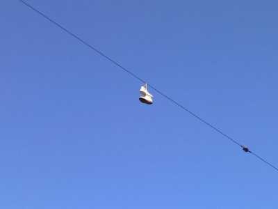 Scarpe bianche appese in via Capruzzi