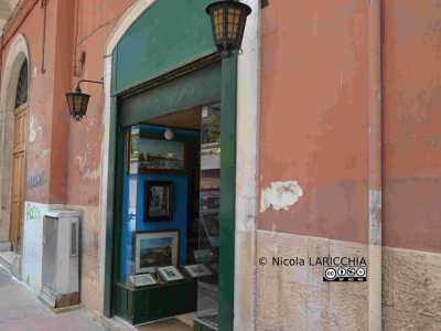 L'esterno del negozio