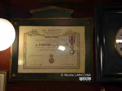 Il riconoscimento di Ufficiale al merito per l�arte della pittura, ricevuto nel 1970 dal presidente francese Georges Pompidou