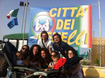 Un gruppo di gemelli durante il Raduno Nazionale dei Gemelli a Recanati, giugno 2014