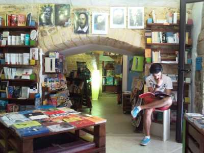Un lettore della libreria Paideia di Modugno